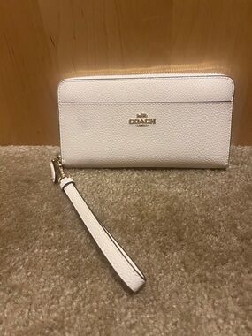 Coach White Pebbled Leather Zip Wristlet with Gold Hardware